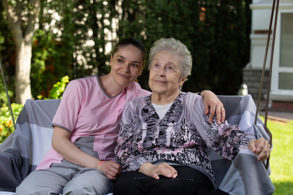 Уход за пожилыми людьми: важность, виды и преимущества профессиональной заботы