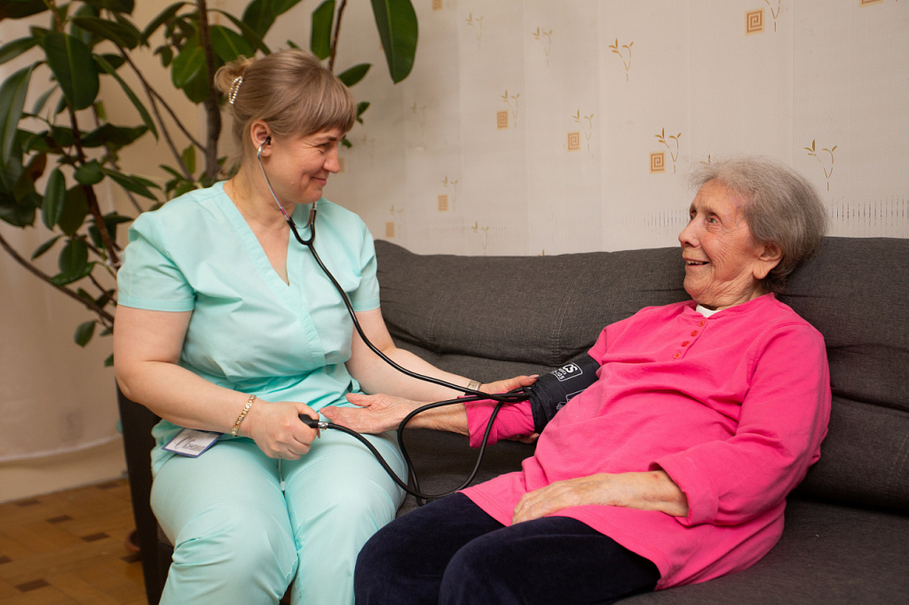 Уход за пожилым человеком в 2025 году: технологии, поддержка Уход за пожилым человеком в 2025 году: технологии, поддержка