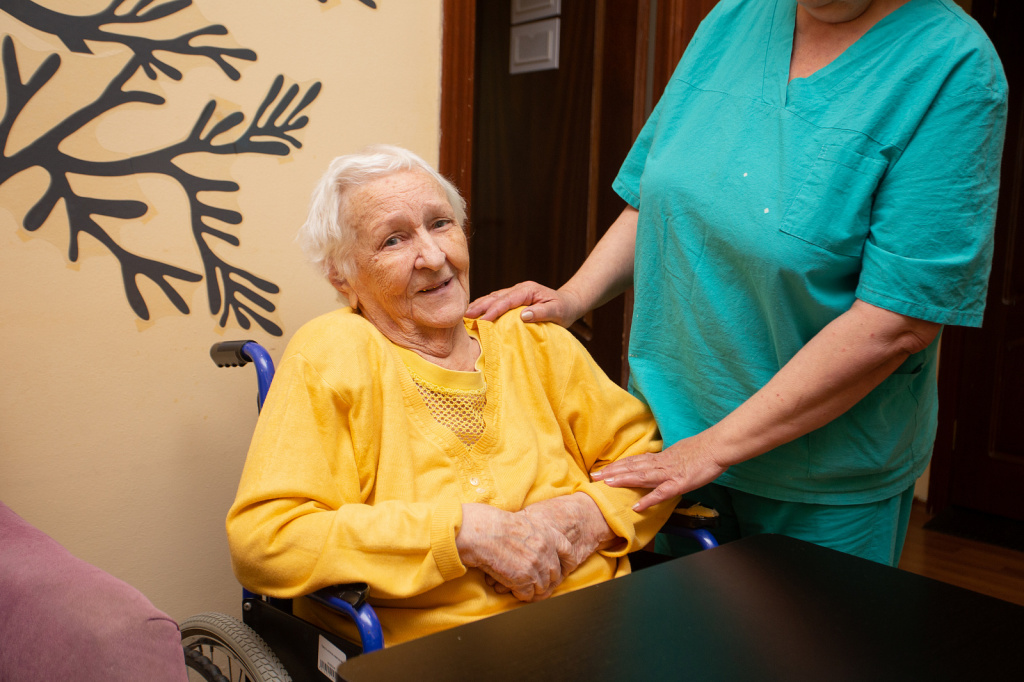 Качественный уход за пожилыми людьми в пансионате: комфорт и безопасность